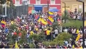 Mientras que ayer hubo disturbios y destrucción, hoy varias personas se unieron a limpiar el Parque Rumipamba | Noticias de Buenaventura, Colombia y el Mundo