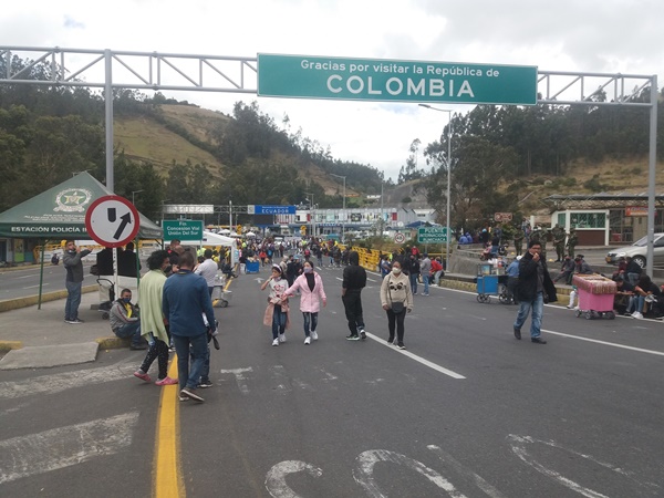 Le exigen al Gobierno de Ecuador que se abra la frontera para reactivar la economía de este paso entre el Puente de Rumichaca.