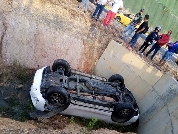 Nuevo accidente en Cali: el vehículo terminó en el canal de alcantarillado