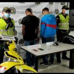 Los sujetos que abordaron en una caravana motorizada en Cali este jueves, la policía los sacó del cementerio. - Noticias de Colombia
