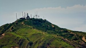 Armas, vendedores, radios y hasta celulares robaron a varios policías en Cerro de las Tres Cruces en Cali - Noticias de Colombia