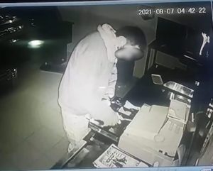 Un ladrón ingresa por las noches a locales en la comuna 10 de Pasto