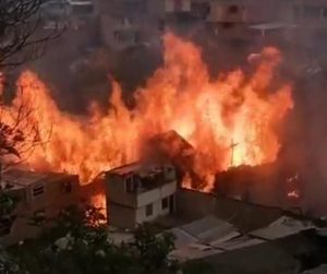 El grave incendio y caos en el barrio Caicedo de Pasto: evacuaron a varias familias - Noticias de Colombia