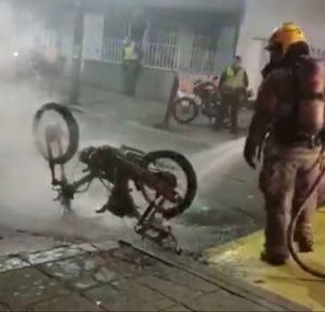 Ladrón de motocicletas quemó San Fernando en Cali