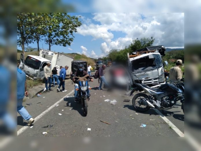 Otro accidente en vías del Valle: dos camiones chocaron, una mujer falleció y otras tres personas resultaron heridas en Obando
