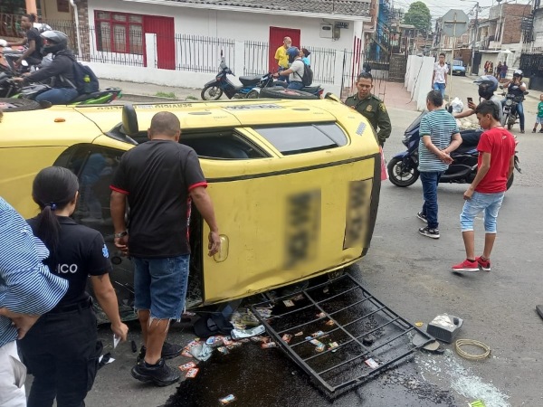 Taxi que se estrelló en la Avenida Ciudad de Cali se 'robaría': se dejaron aceite, una gorra y hasta una parrilla en la vía