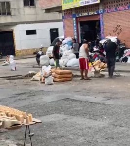 Comerciantes decidieron tapar los huecos de la calle ellos mismos