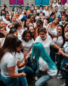 Johanna Bahamón prepared the surprise and Karol G 'drove' the inmates of a prison in Medellín; danced and signed autographs