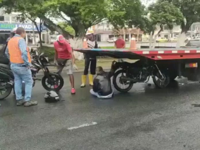 Milagrosamente se salvó motociclista en Cali: su vehículo quedó incrustado debajo de un camión tipo planchón