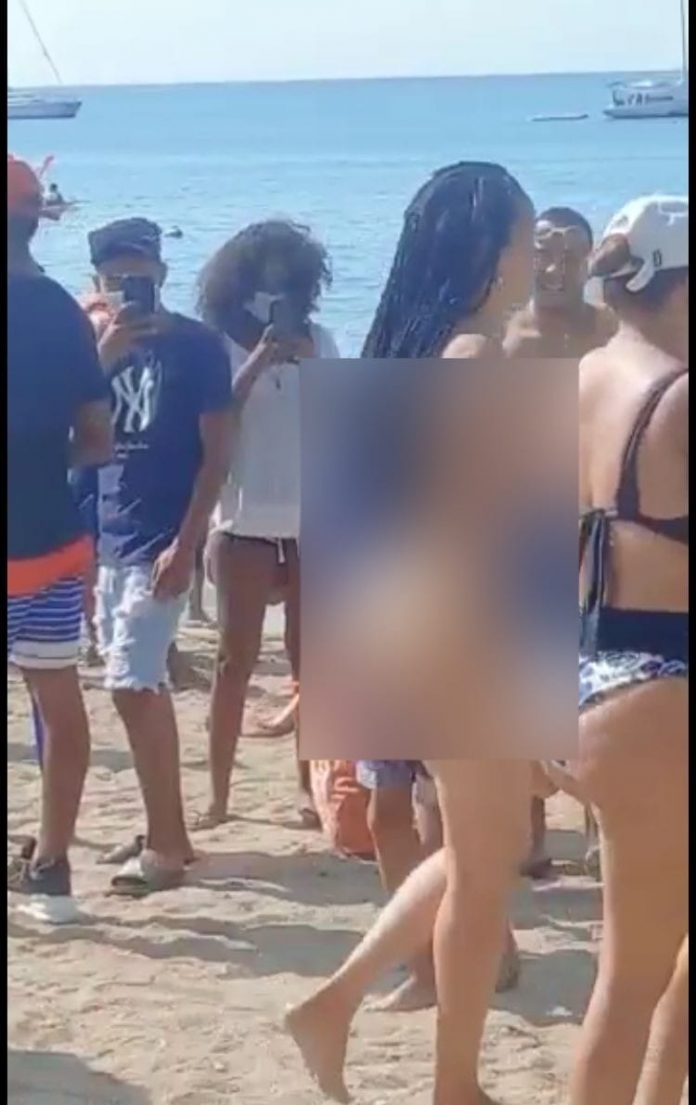 Taganga mujer desnuda en la playa