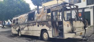 El autobús y la casa rodante de Casa Gadabout fueron incendiados la mañana de este jueves en Cali,
