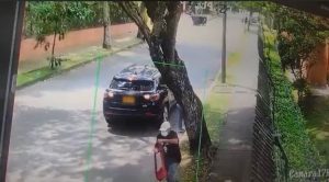 camioneta hurto ladrones en moto en Ciudad Jardín en Cali