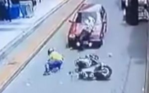 He did not stop, ran over a traffic officer and even ran over a motorcyclist, in Bucaramanga