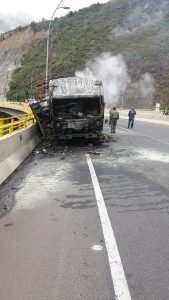 Así quedó el camión después de quemarse.