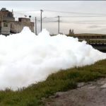 The downpour caused the polluting foam to cover even the pedestrian bridge, in Mosquera
