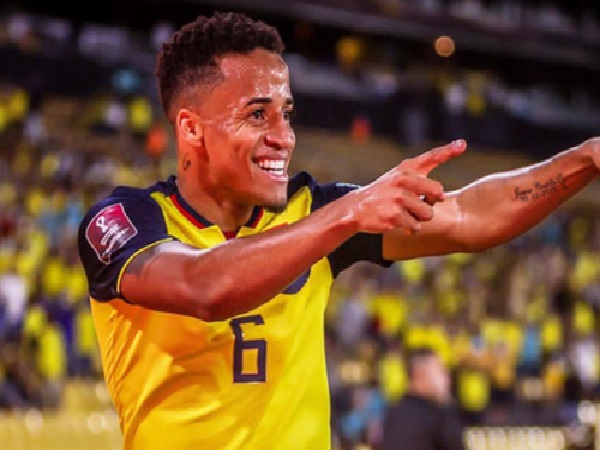 Byron David is the player of the Ecuador National Team, his brother Byron Javier is Colombian