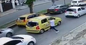 Citizen solidarity, thief stole a passenger from a taxi and they all caught him