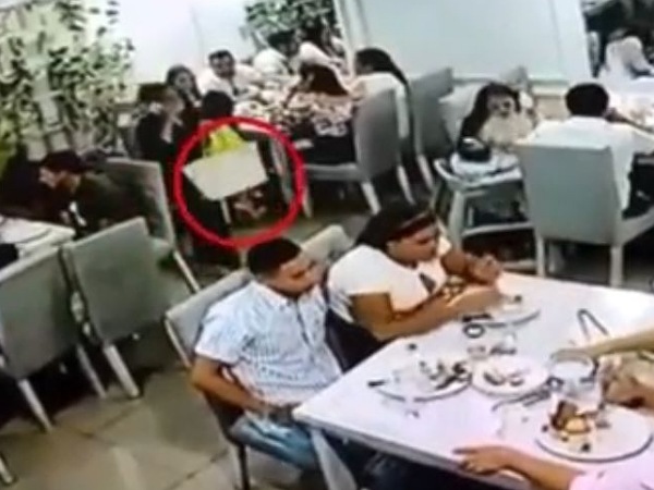 Aprovecha descuidos y se los lleva: la mujer que han 'pillado' hurtando bolsos en restaurante de Barranquilla