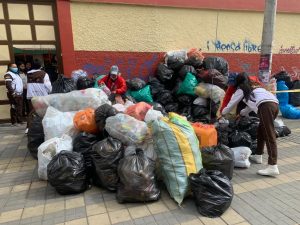 737 kilos de botellas recolectadas por estudiantes del Colegio Nuestra Señora del Carmen.