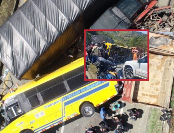 Un bus terminó volcándose en un aparatoso accidente en la vía Medellín-Bogotá