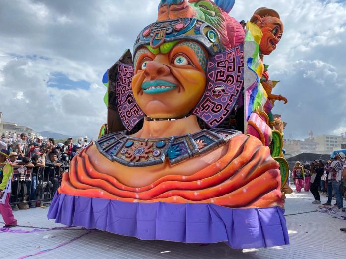 Me Voy Pa'l Sur, una carroza que representa de la travesía de turistas para llegar al Carnaval de Negros y Blancos