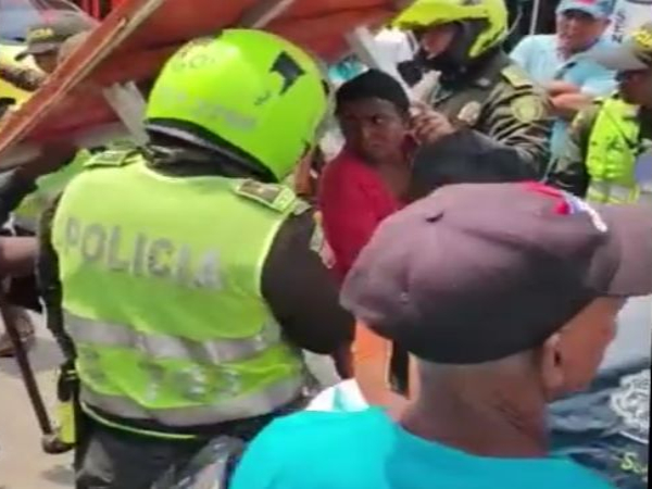 El incidente entre una mujer vendedora ambulante y policías en Barranquilla