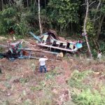 El accidente de una chiva que rodó por la montaña en Caloto, Cauca, quedó destruida