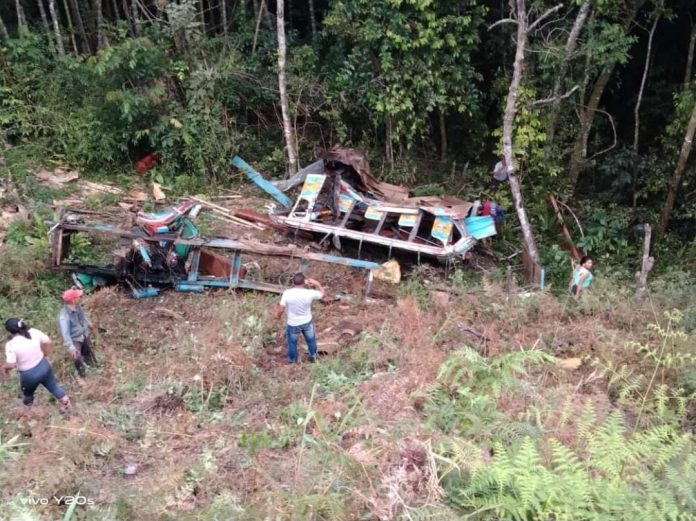El accidente de una chiva que rodó por la montaña en Caloto, Cauca, quedó destruida