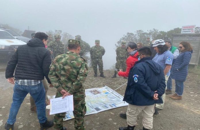 Militares del frío y la neblina en el Nevado del Ruiz: en la zona más apartada del volcán hablan con la comunidad