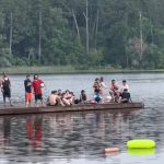 Atrapados en una plataforma terminaron algunas personas ante la presencia de un cocodrilo en el agua