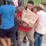 '¿'Guaro' pa' todo el mundo?': Se volcó un camión con cajas de aguardiente y la gente se llevó sus botellas en Chibolo, Magdalena