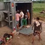 '¿'Guaro' pa' todo el mundo?': Se volcó un camión con cajas de aguardiente y la gente se llevó sus botellas en Chibolo, Magdalena