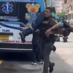 En Itagüí, ante la falta de una ambulancia, policía decidió llevar a un enfermo cargado al hospital