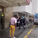 En Itagüí, ante la falta de una ambulancia, policía decidió llevar a un enfermo cargado al hospital