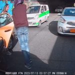En Bogotá: Bajaron a la ocupante del taxi y "le quitaron todo"