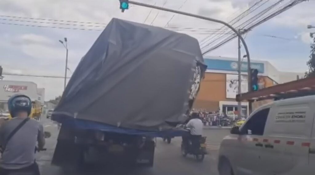 ¿Y quién controla?: denuncian camión de carga 'ladeado' en las vías de Cali