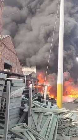 No era una "chimenea": tremendo incendio que se formó en Juanchito, reportaban en la mañana de este martes