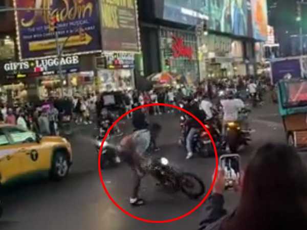 "Luego lloran por las motos", los grabaron haciendo piruetas en pleno Times Square, Nueva York