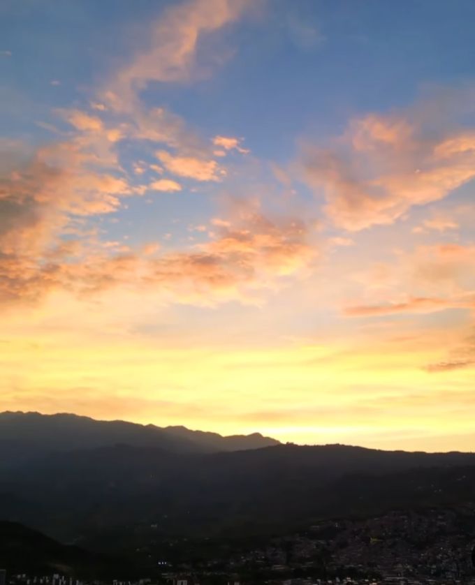 Los atardeceres desde Los Farallones, uno de los paisajes más hrmosos en Cali. Foto: captura video vía Orgullosamente Caleño / Camilo Múñoz.