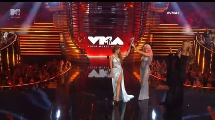 Shakira y Karol G, con su premio en los VMAS. Foto: MTV