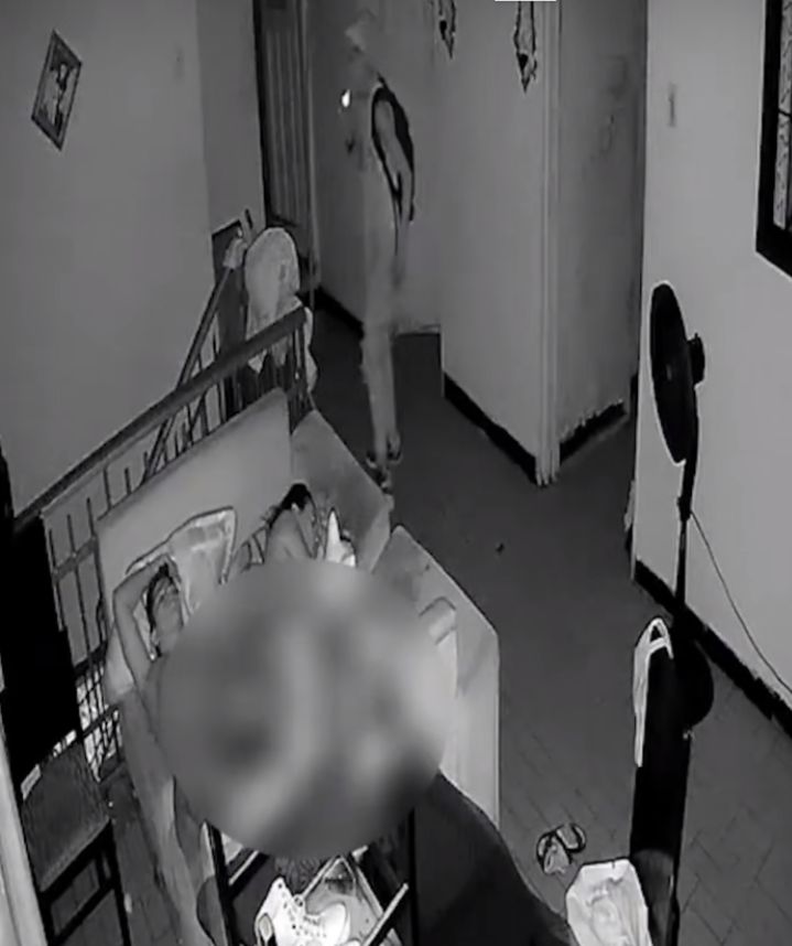 El ladrón caminando sigilosamente en la casa. Foto: capturas de video via Huila al Día.