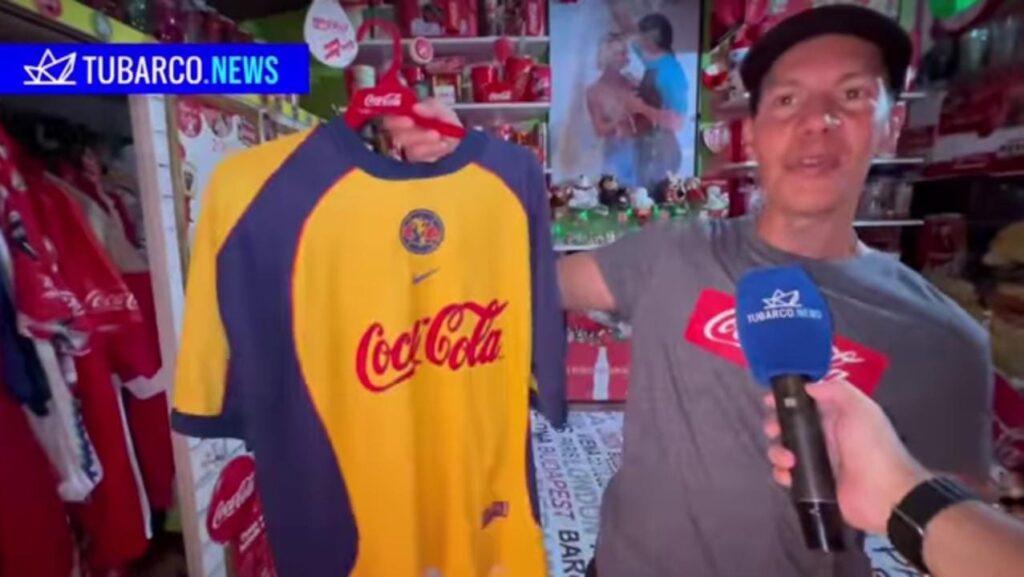 Franky Oviedo le regaló una camiseta de cuando jugaba en el América de México. - FOTO: TuBarco.