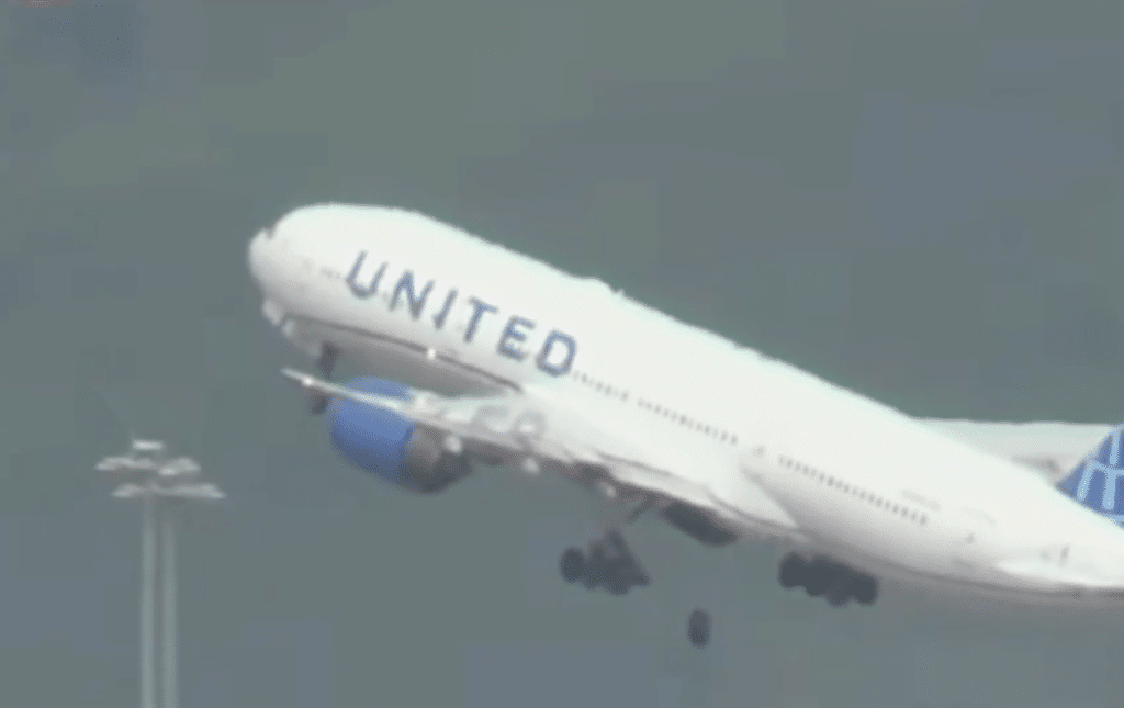 Llanta de avión se desprendió y provocó incidente. FOTO: Captura pantalla video @nmas.