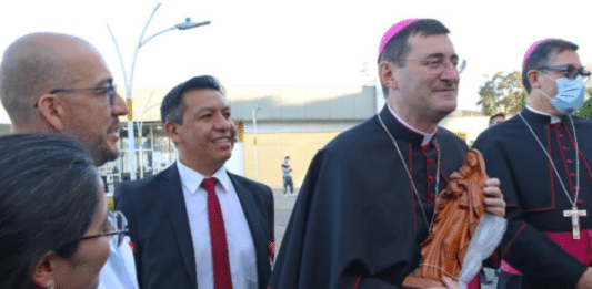 Monseñor Paolo Rudelli recibe la imagen de la Virgen María tallada en madera como un especial obsequio de su visita. Entregó el Dr. Óscar Mosquera Daza, gerente.