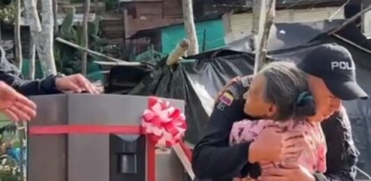Policía regaló nevera a abuela en comuna de Bucaramanga.