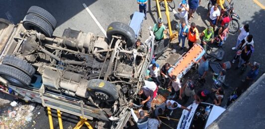 Personas que transitan por la zona intentan socorrer a las víctimas atrapadas en medio de latas retorcidas del vehículo recolector