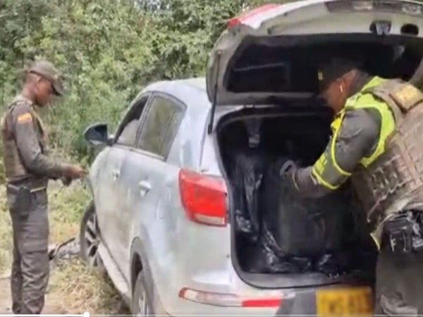 El conductor del vehículo tipo camioneta terminó ingresando a una zona boscosa donde chocó con otro automóvil;  En su interior se encontraban varios kilos de marihuana.