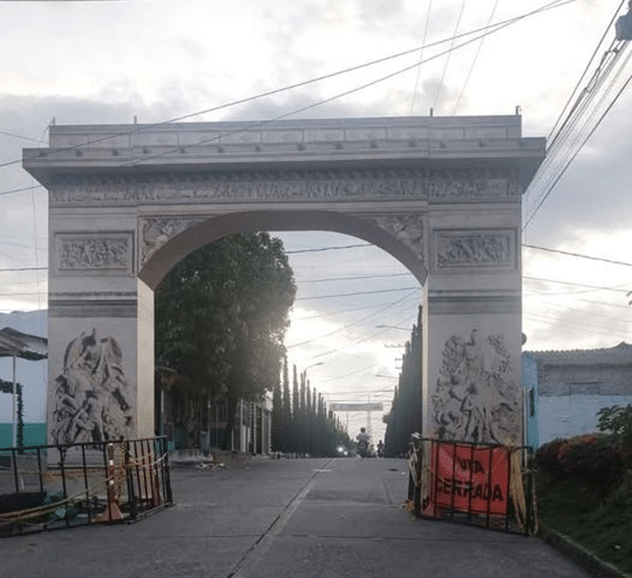 Barrancabermeja is hot on the heels of Paris with a new replica of the emblem of the French capital; near the Eiffel Tower